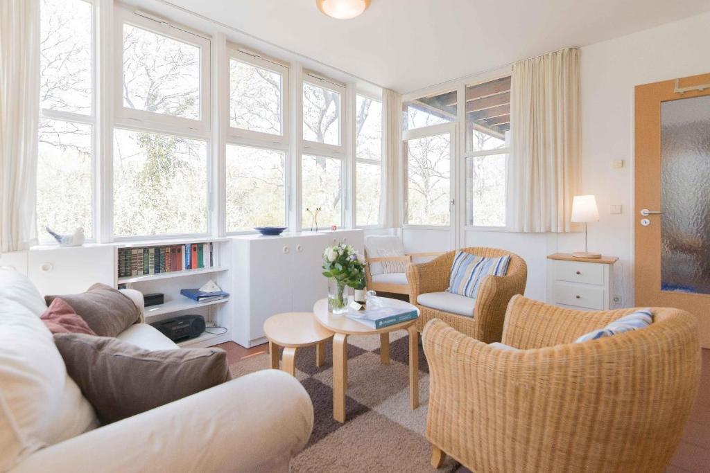 阿伦斯霍普Haus LONGARD的带沙发、椅子和窗户的客厅