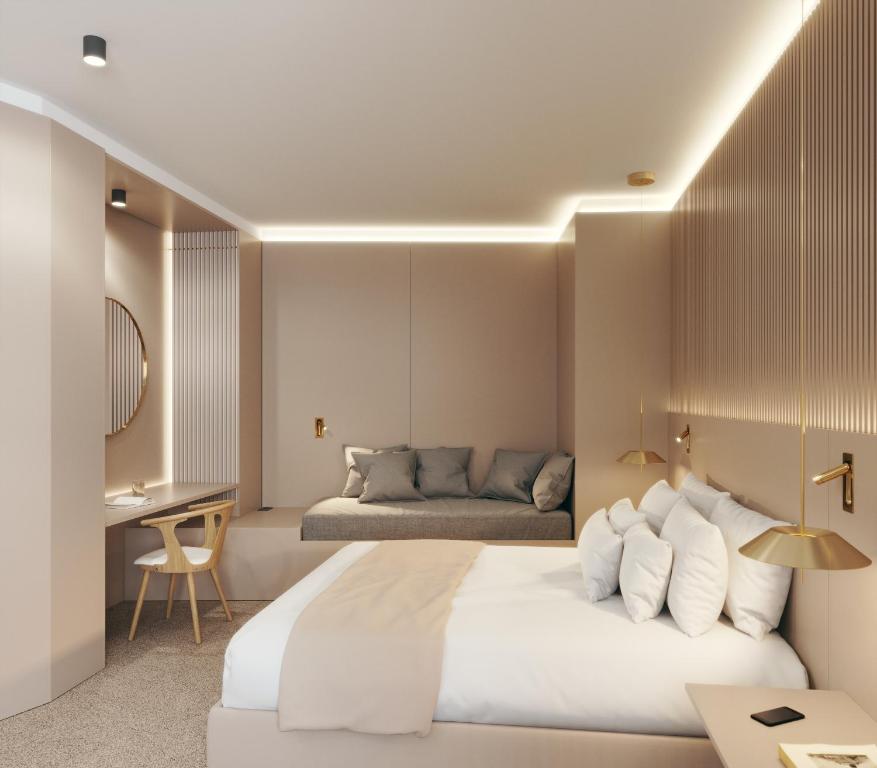 赫罗纳赫罗纳卡勒芒尼酒店的卧室配有一张白色大床和一张书桌