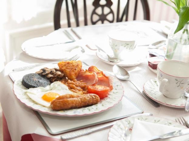 绍斯波特The Heidi Bed & Breakfast的桌上的一盘早餐食品