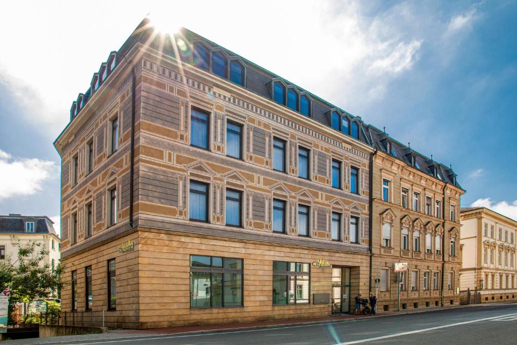 班贝格City Hotel Bamberg的天空中阳光灿烂的大砖砌建筑