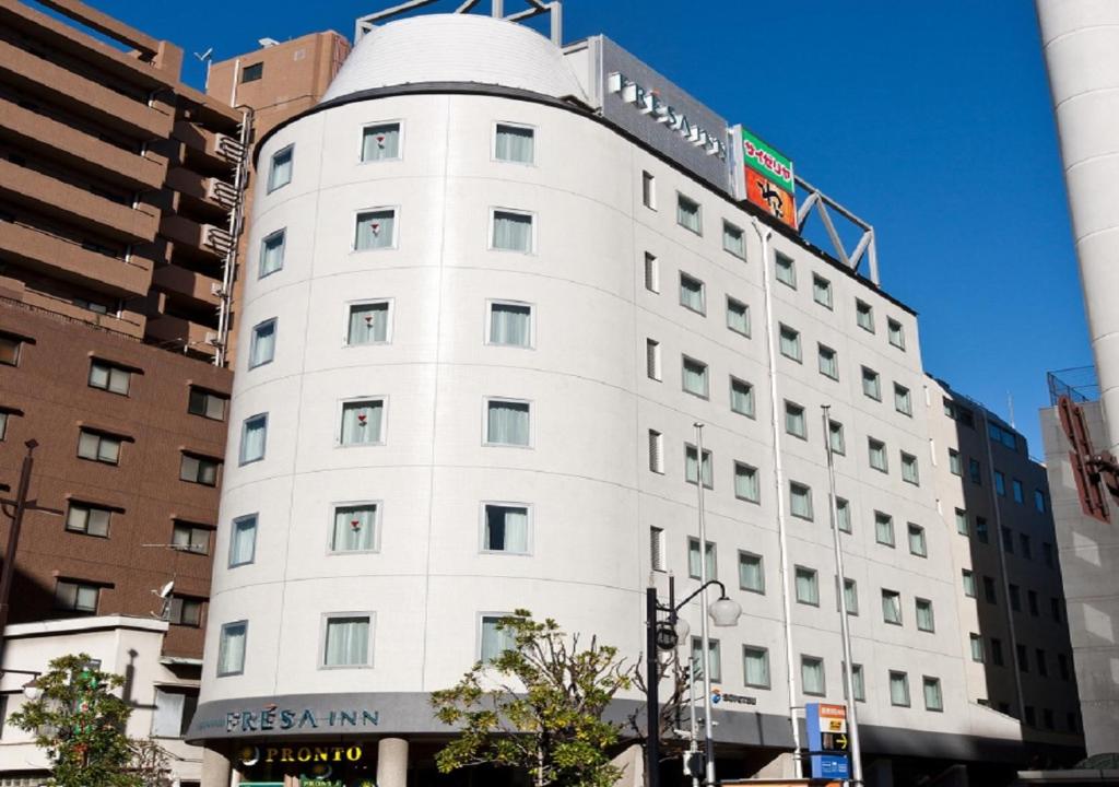东京东京东阳町索特弗兰萨旅馆的白色的建筑,上面有标志