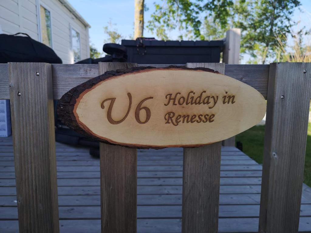 雷讷瑟Holiday in Renesse的木栅栏上的一个标志,用来朗读我们假期的消息
