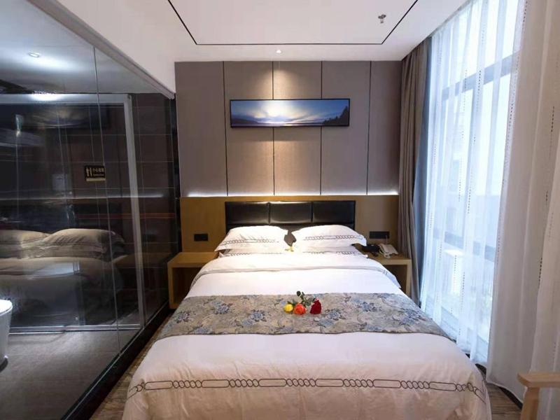 赣州尚客优酒店江西赣州章贡区万象城店的一间卧室,卧室内配有一张大床