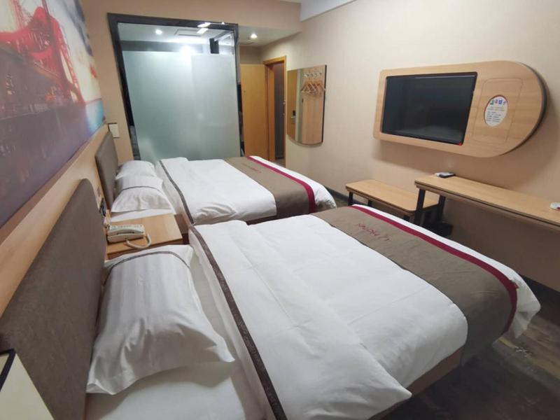 呼和浩特尚客优酒店内蒙古呼和浩特新城区新华广场店的一间医院间,配有三张床和一台平面电视