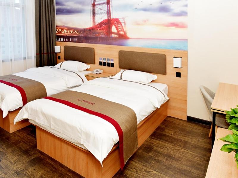 盘锦尚客优酒店辽宁盘锦双台子区火车站店的一张带桥画的房间的两张床