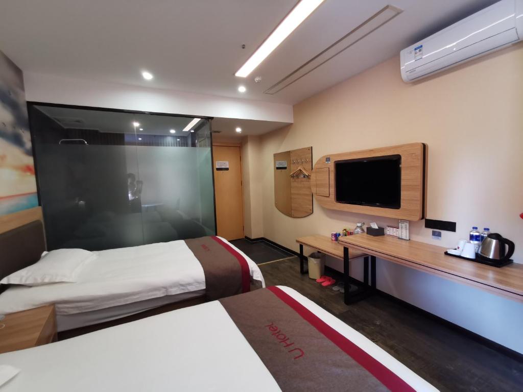 阜阳尚客优酒店安徽阜阳阜南县运河东路店的酒店客房设有一张床、一张书桌和一台电视机。