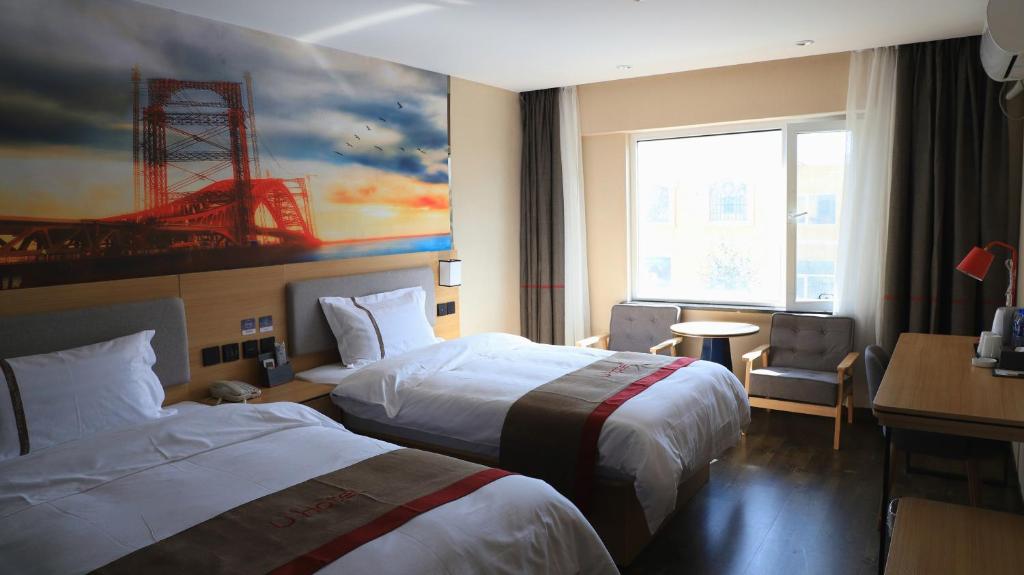 Kaiba尚客优酒店青海海西州乌兰县兴海商业街店的酒店客房设有两张床和窗户。