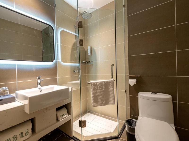 安阳尚客优品河南安阳红旗路沃尔玛店的浴室配有卫生间、盥洗盆和淋浴。