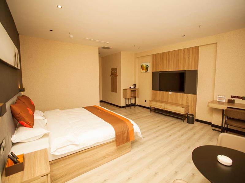 石家庄骏怡精选河北石家庄无极县正义街店的酒店客房设有一张大床和一张书桌。