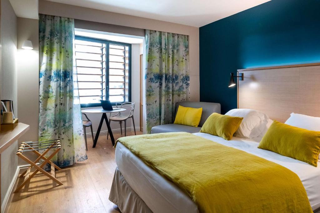 巴斯蒂亚Best Western Montecristo-Bastia的一间设有大床和窗户的酒店客房