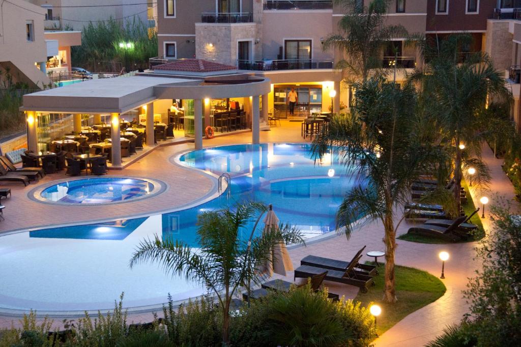 加藤-达拉特索Okeanis Golden Resort的晚上酒店游泳池的空中景色