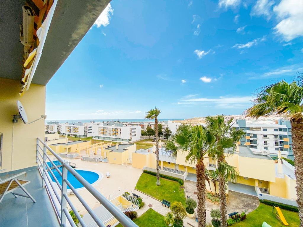 拉戈斯Sea View Apartment by Beach & Marina #1869的从棕榈树度假村的阳台可以欣赏到风景