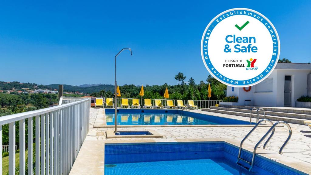 贝尔蒙特贝尔索酒店的度假村清洁安全游泳池的标志