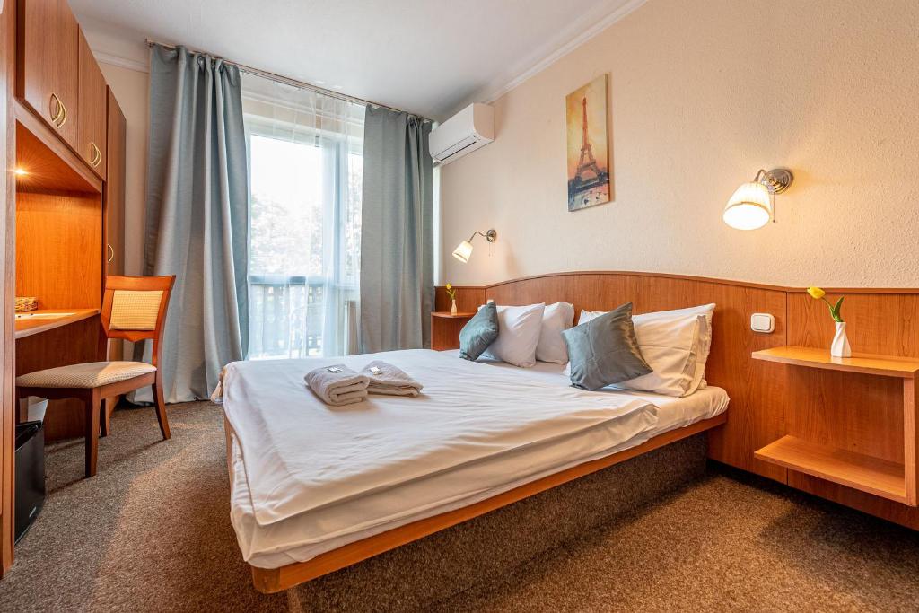 布达佩斯布达佩斯科罗纳旅馆的酒店客房设有一张大床和窗户