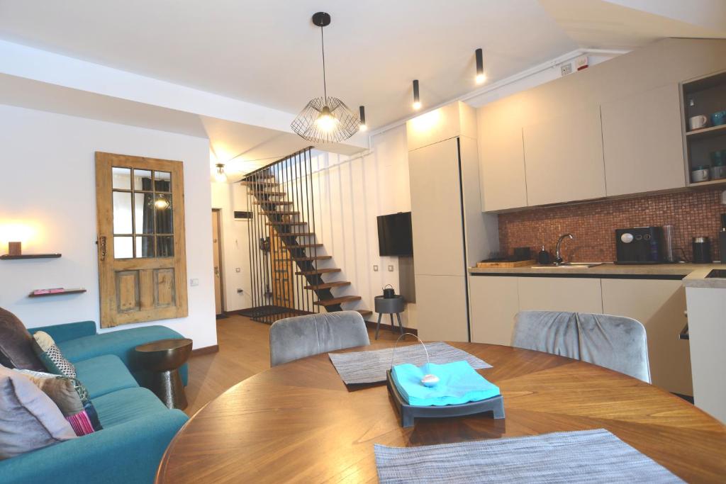 波亚纳布拉索夫Marmot apartment up & down的客厅配有桌子和蓝色沙发