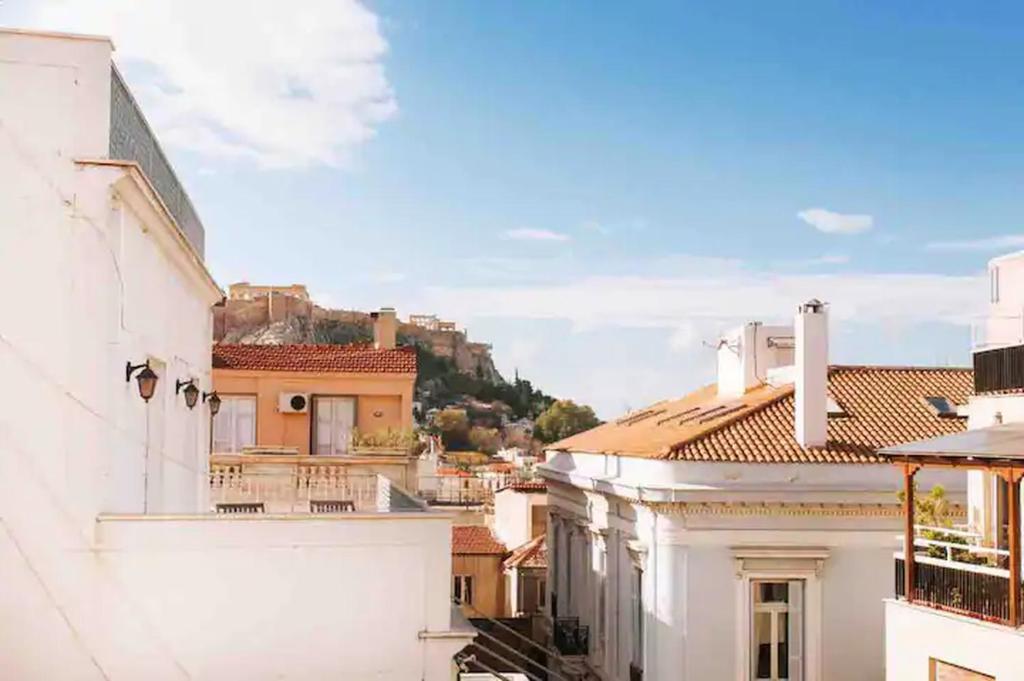 雅典A Masterpiece in Plaka with Big Balcony and Acropolis View的城市建筑屋顶景观