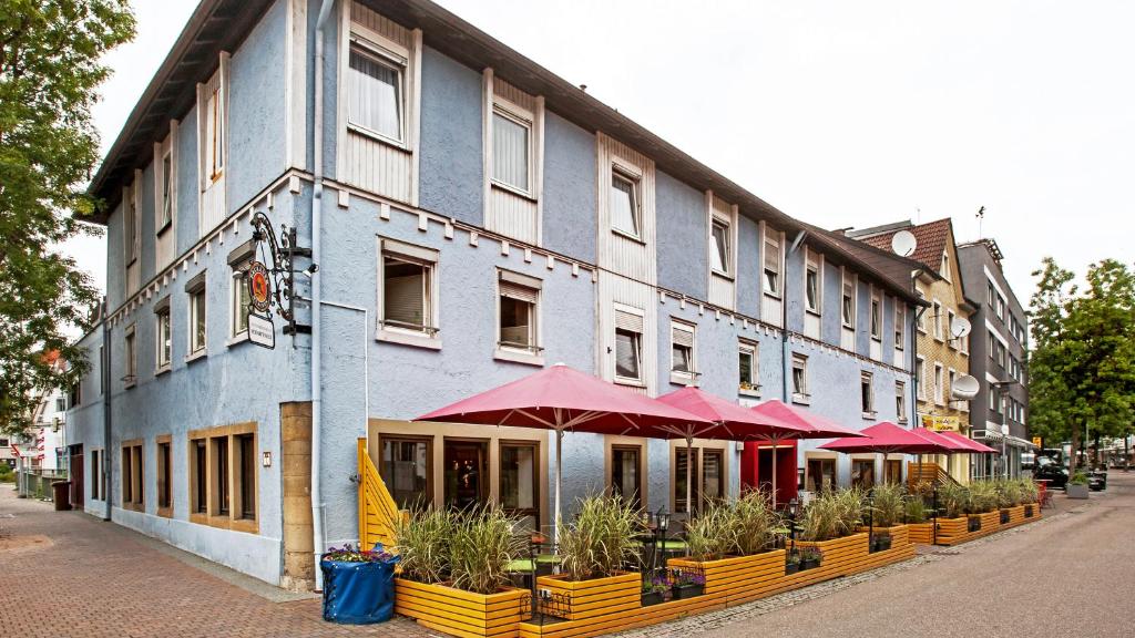 米赫拉克尔施费斯艾克酒店的街道上一座带红伞的大型建筑