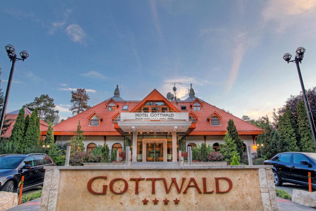 塔塔Hotel Gottwald的大楼前的黑森林旅馆标志