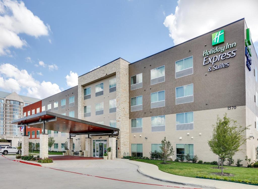 法默斯布兰奇Holiday Inn Express & Suites Dallas NW - Farmers Branch, an IHG Hotel的享有Hampton Inn快捷套房的外部景色。