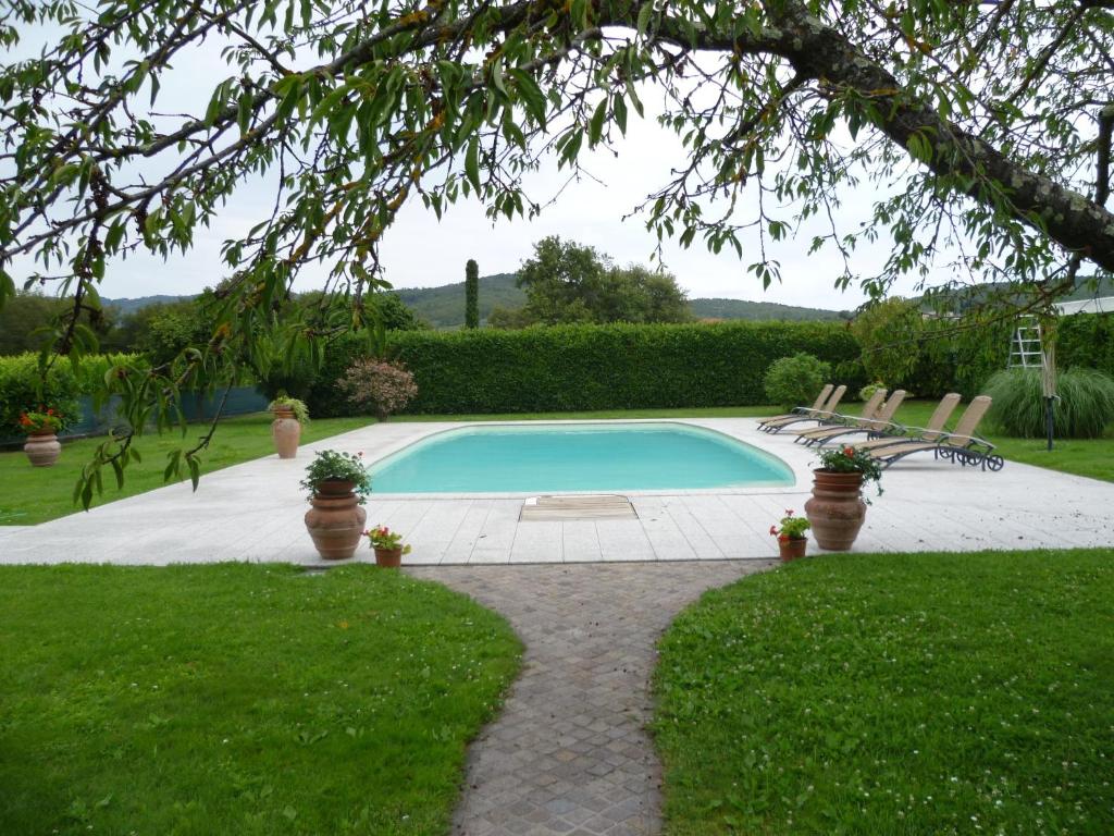 卡波罗纳Villa Casa Gemelli的院子里的游泳池周围设有椅子