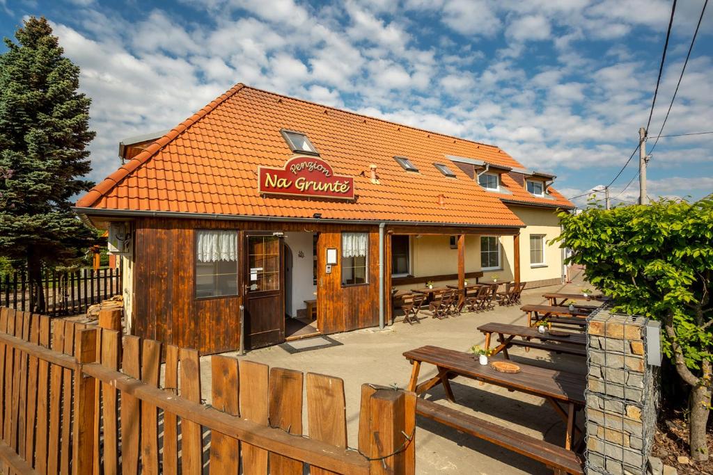 弗兰诺夫纳格伦特旅馆的一间拥有橙色屋顶和木栅栏的餐厅