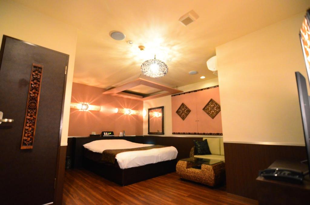 东京Ikebukuro Grand Hotel的一间卧室,卧室内配有一张大床