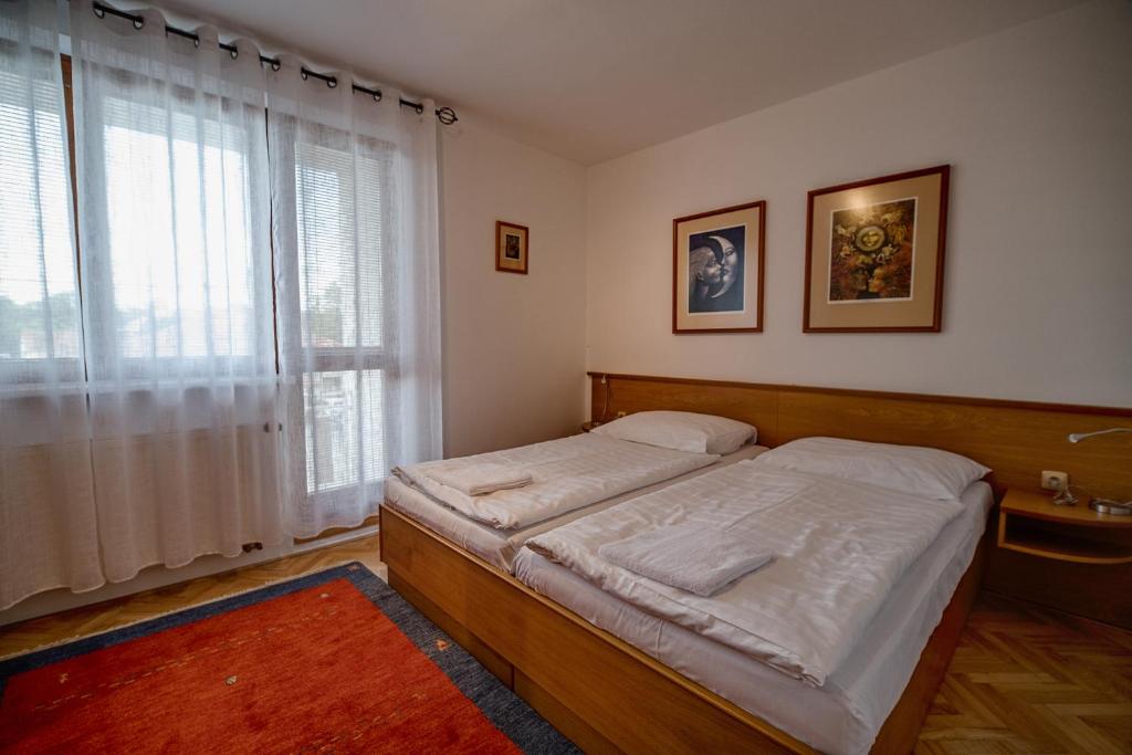 雷德尼斯Apartmán u lázní Lednice的一间卧室设有一张大床和一个窗户。