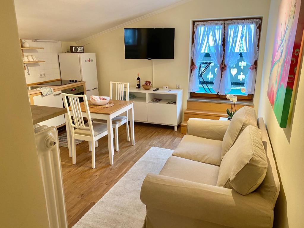 若特阿赫-埃根Ferienwohnung Giacomelli 3的客厅配有沙发和桌子