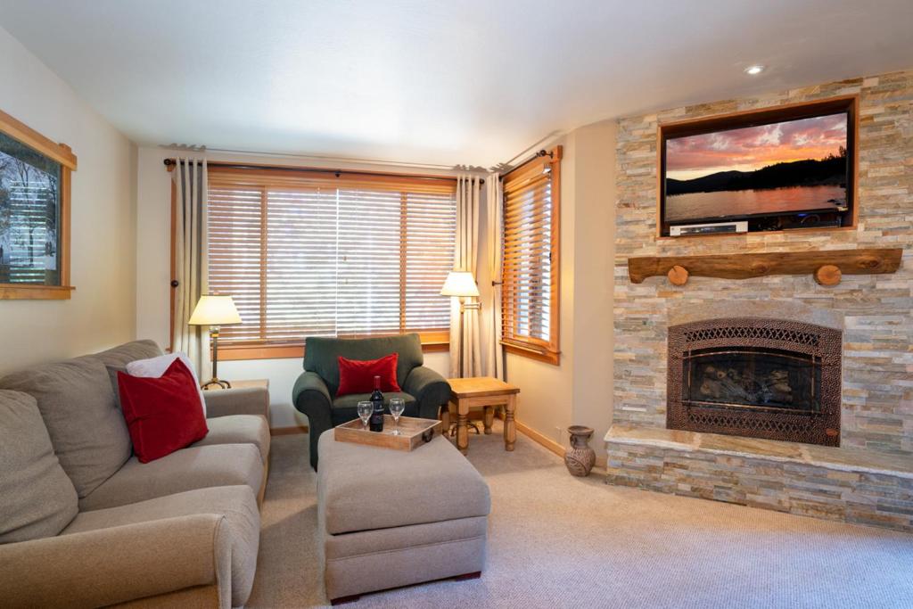 特拉基North Star - Ski View Condo的带沙发和壁炉的客厅