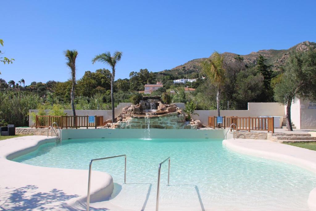 塔里法拉托雷酒店的度假村内带瀑布的游泳池
