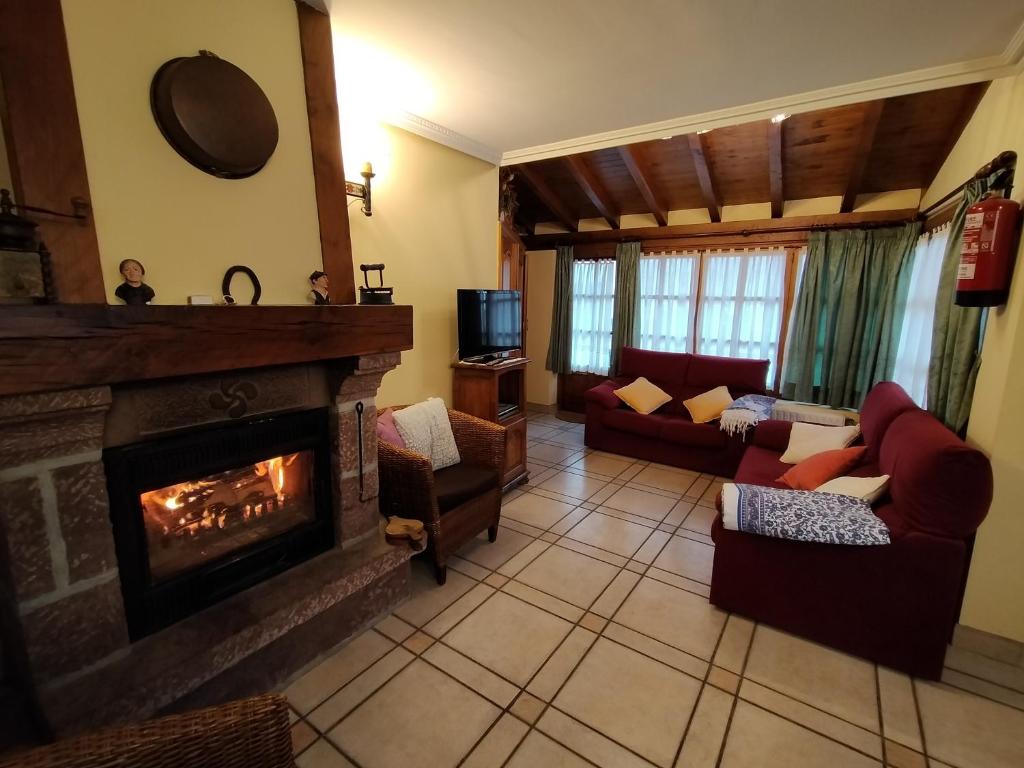 埃特克萨拉尔Aldalurberea的客厅配有壁炉和沙发。