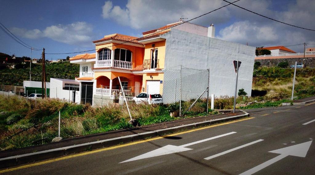 格拉纳迪利亚德亚沃纳WIFI TENERIFE SUR GUEST HOUSE的路边有栅栏的建筑物