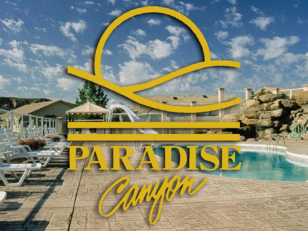 莱斯布里奇Paradise Canyon Golf Resort - Luxury Condo M403的游泳池旁的天堂式墓穴