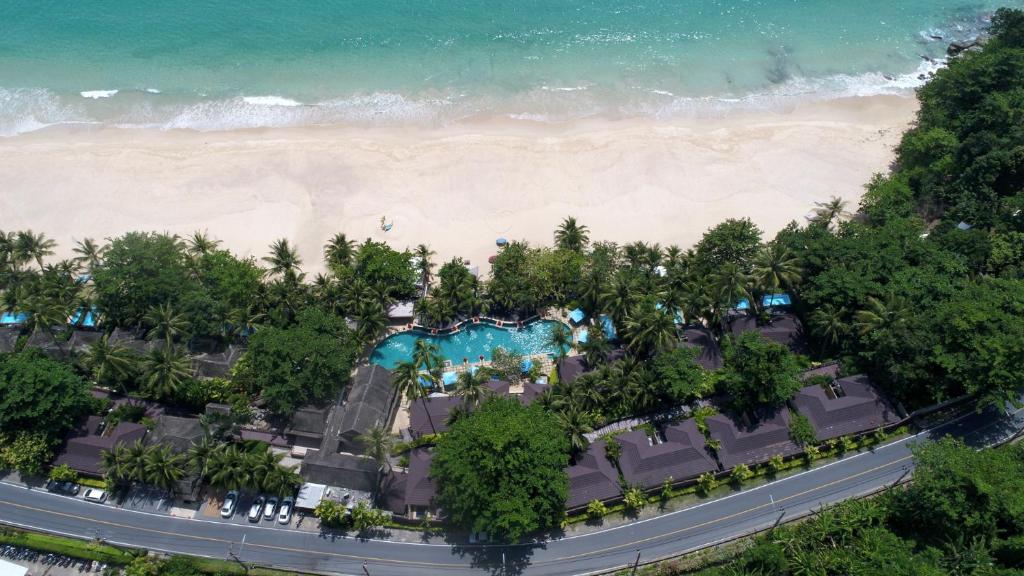 奈通海滩Andaman White Beach Resort - SHA Plus的享有海滩空中美景。