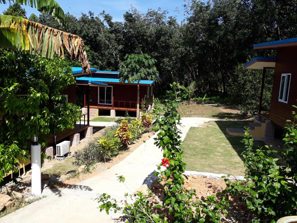象岛大象城堡住宿加早餐旅馆的享有花园的景致。
