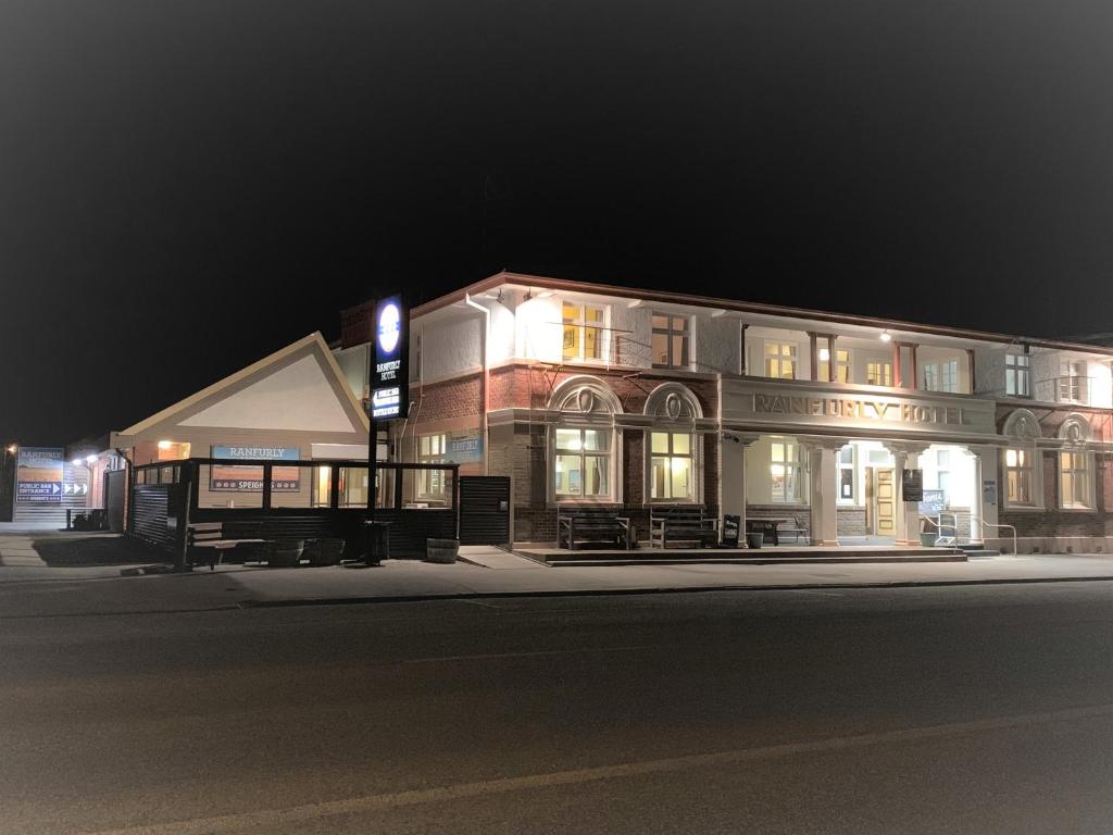 RanfurlyRanfurly Hotel的街道拐角处的建筑物