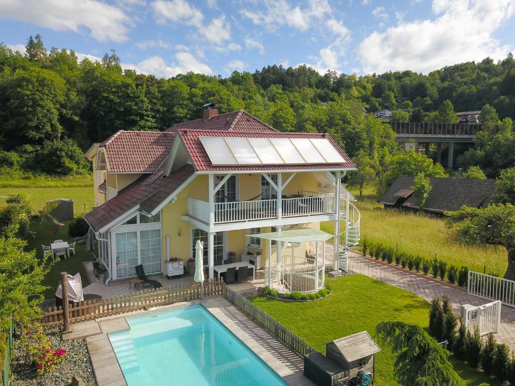 韦尔特湖畔克伦彭多夫Villa Schaller - Apartment的享有带游泳池的房屋的空中景致