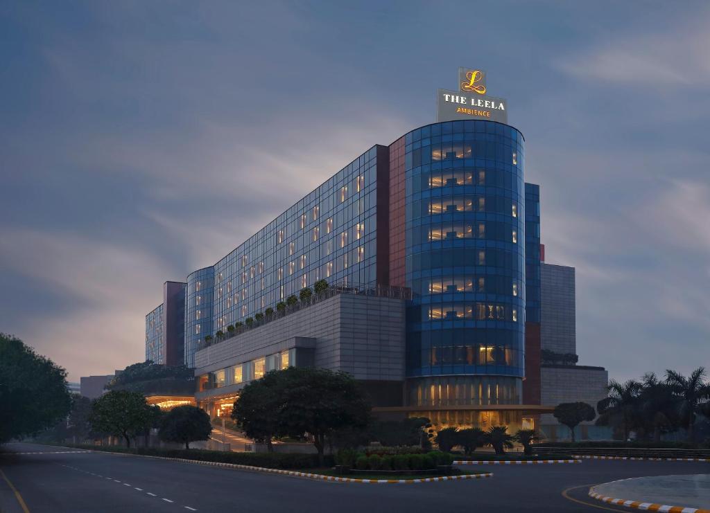 古尔冈The Leela Ambience Gurugram Hotel & Residences的上面有标志的建筑