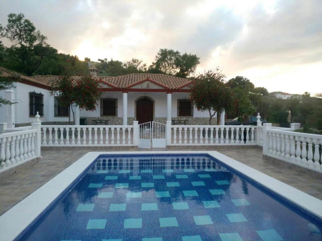 普拉多德尔雷4 bedrooms chalet with private pool furnished terrace and wifi at Prado del Rey的别墅前设有游泳池