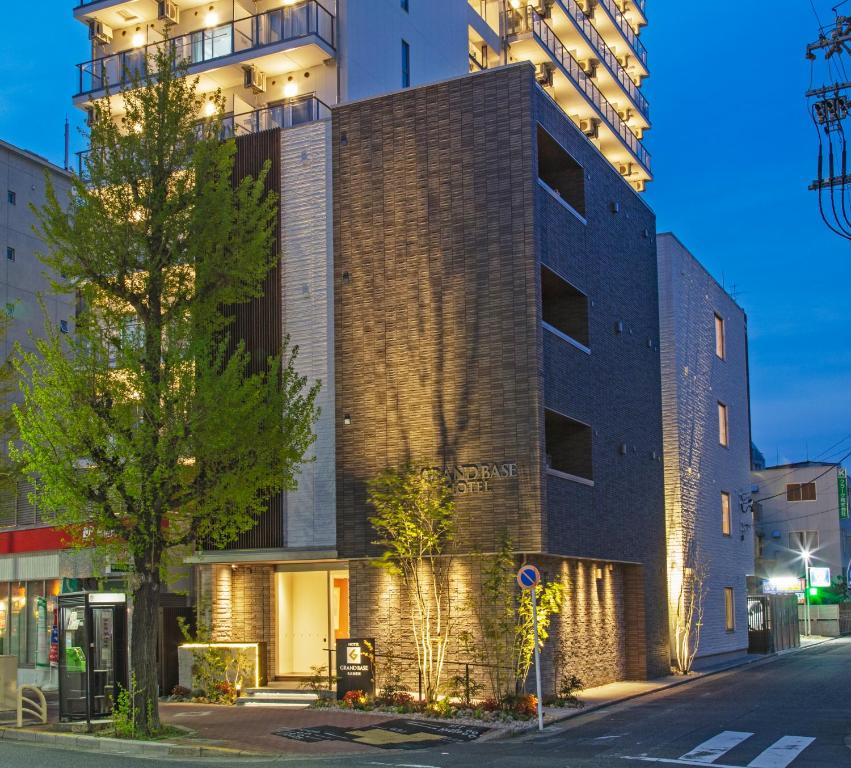 名古屋GRAND BASE Nagoya Ekinishi的一座高楼前的街道上的建筑