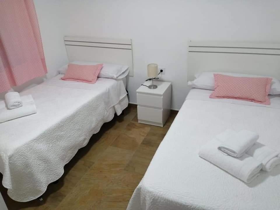 巴尔巴特Casa Belisinda的小客房内的两张床和粉红色枕头