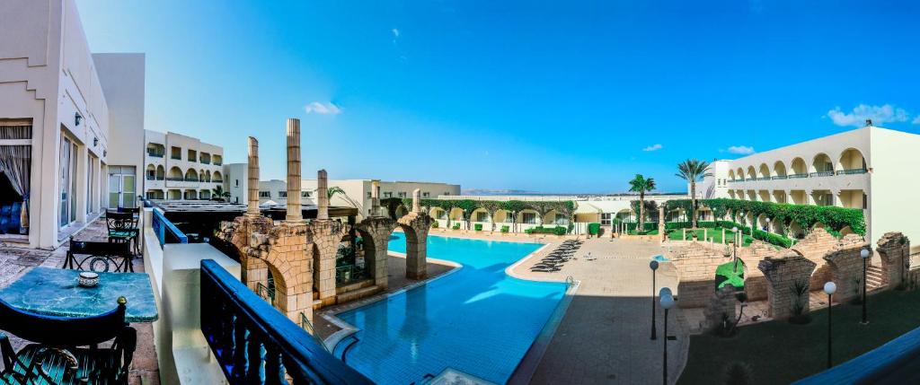迦玛特Golden Carthage Hotel Tunis的享有度假村游泳池的景色