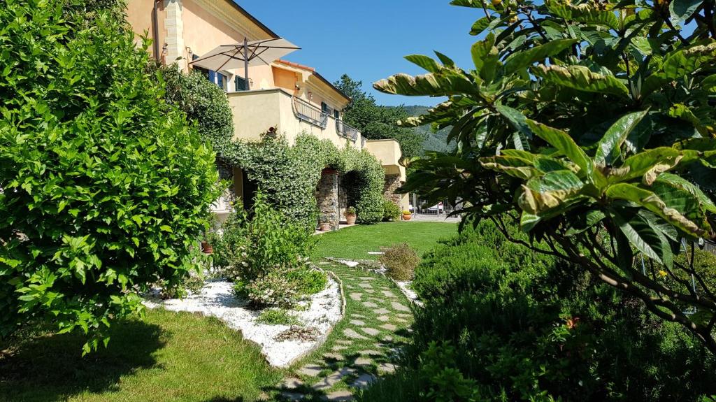 奎里阿诺克劳迪娅别墅度假屋的一个带房子和走道的花园