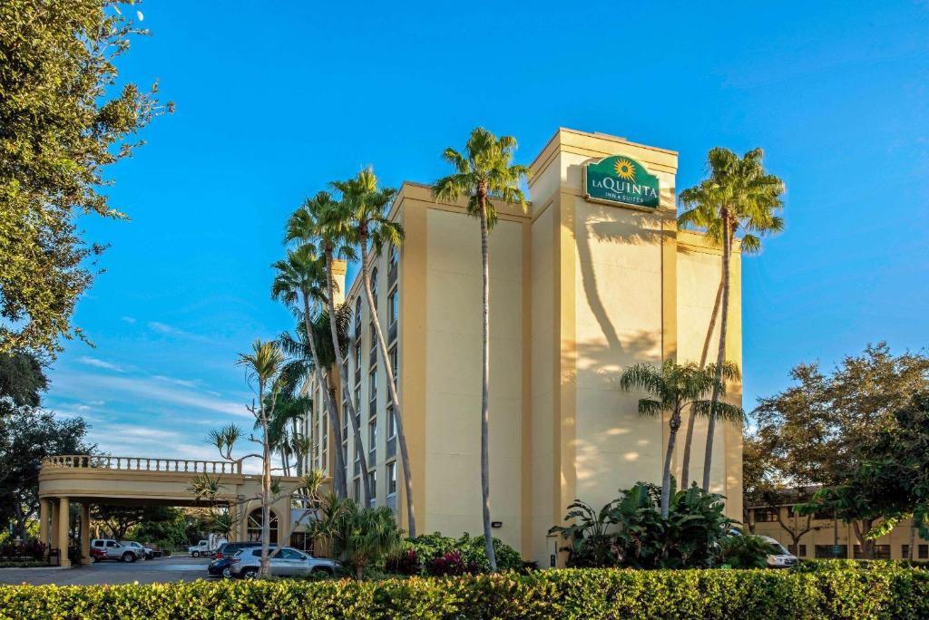 西棕榈滩西棕榈滩机场拉昆塔酒店 的 ⁇ 染毫克酒店