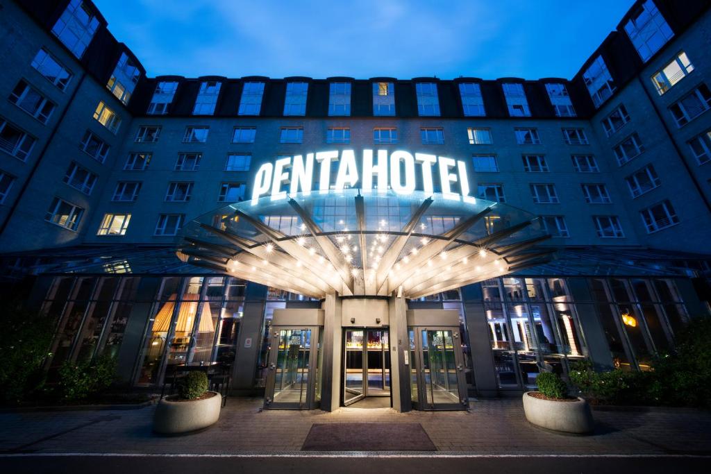 莱比锡Pentahotel Leipzig的前面有标志的酒店