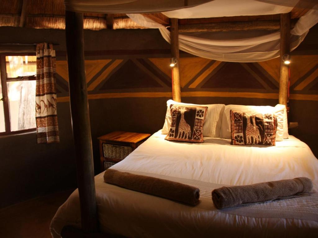 马翁Discovery Bed and Breakfast的一张位于带天蓬床的房间的床铺