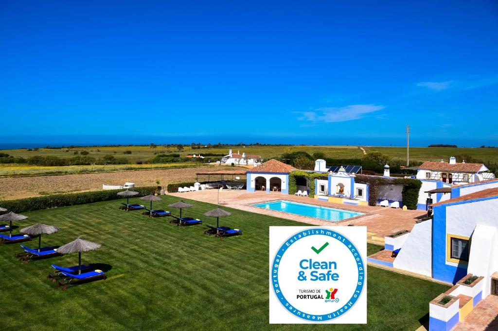 赞布热拉-杜马尔陶利尔赫达德酒店的一个带游泳池的度假胜地和一个Spa标志