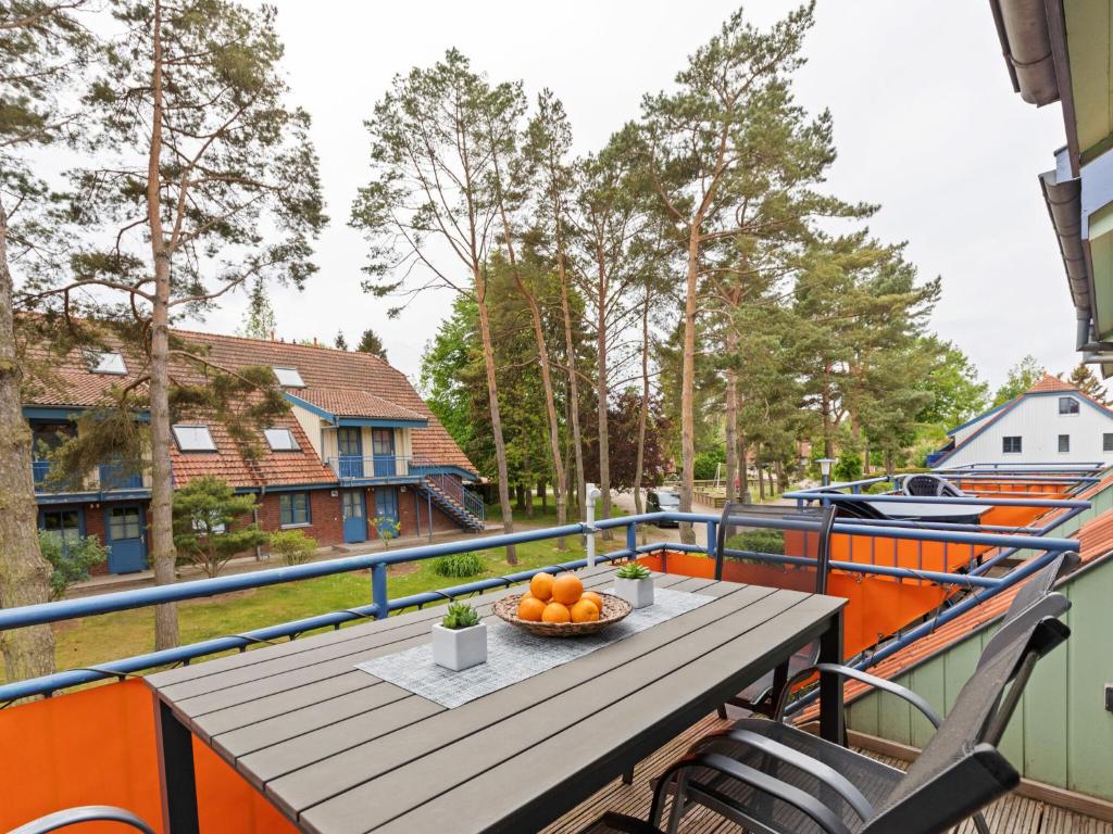 博尔滕哈根Spacious Apartment in Boltenhagen by the Sea的阳台上的桌子上放着一碗橘子