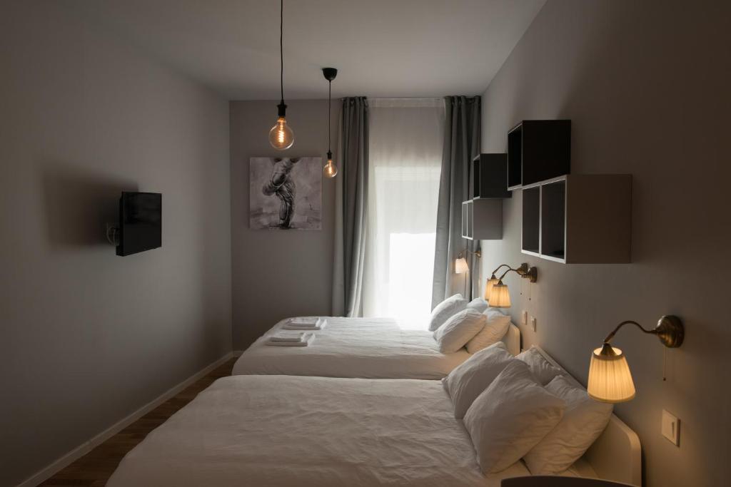 萨格勒布SMILE&LOVE REPUBLIC ZAGREB CENTER的酒店客房设有两张床和窗户。