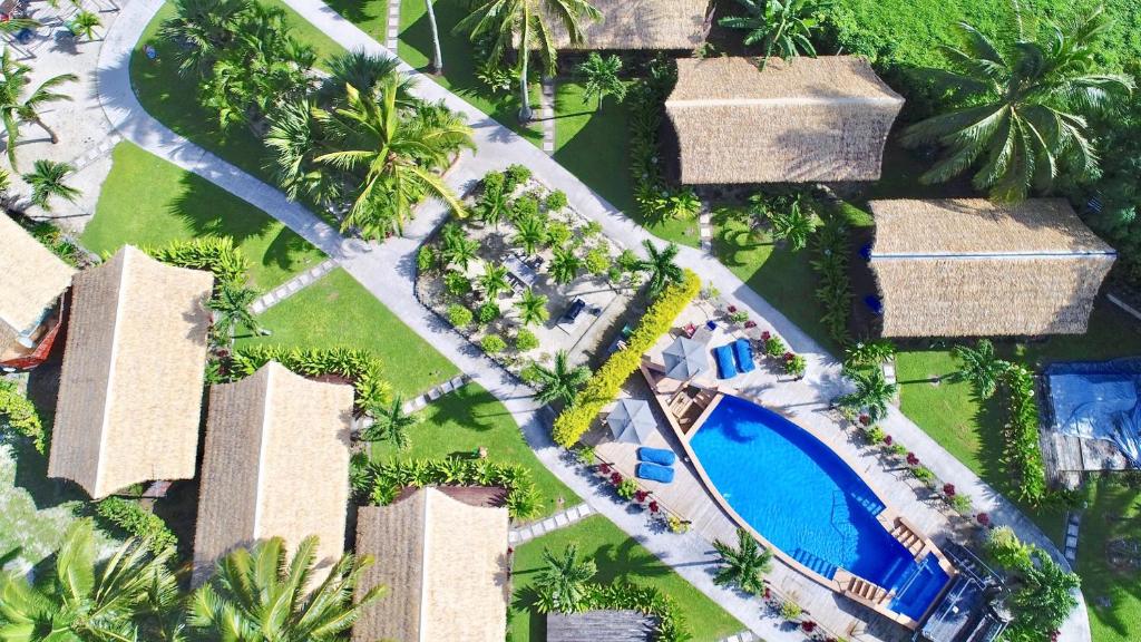 拉罗汤加魔术金沙别墅的享有带游泳池的度假村的空中景致